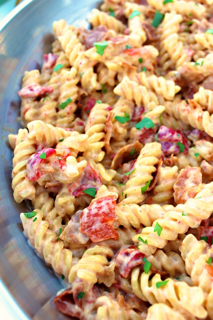 Crispy Prosciutto and Roasted Red Pepper Alfredo ~ A quick dinner, in under 30 minutes using jarred alfredo sauce, roasted red peppers, and crisped prosciutto ~ The Complete Savorist